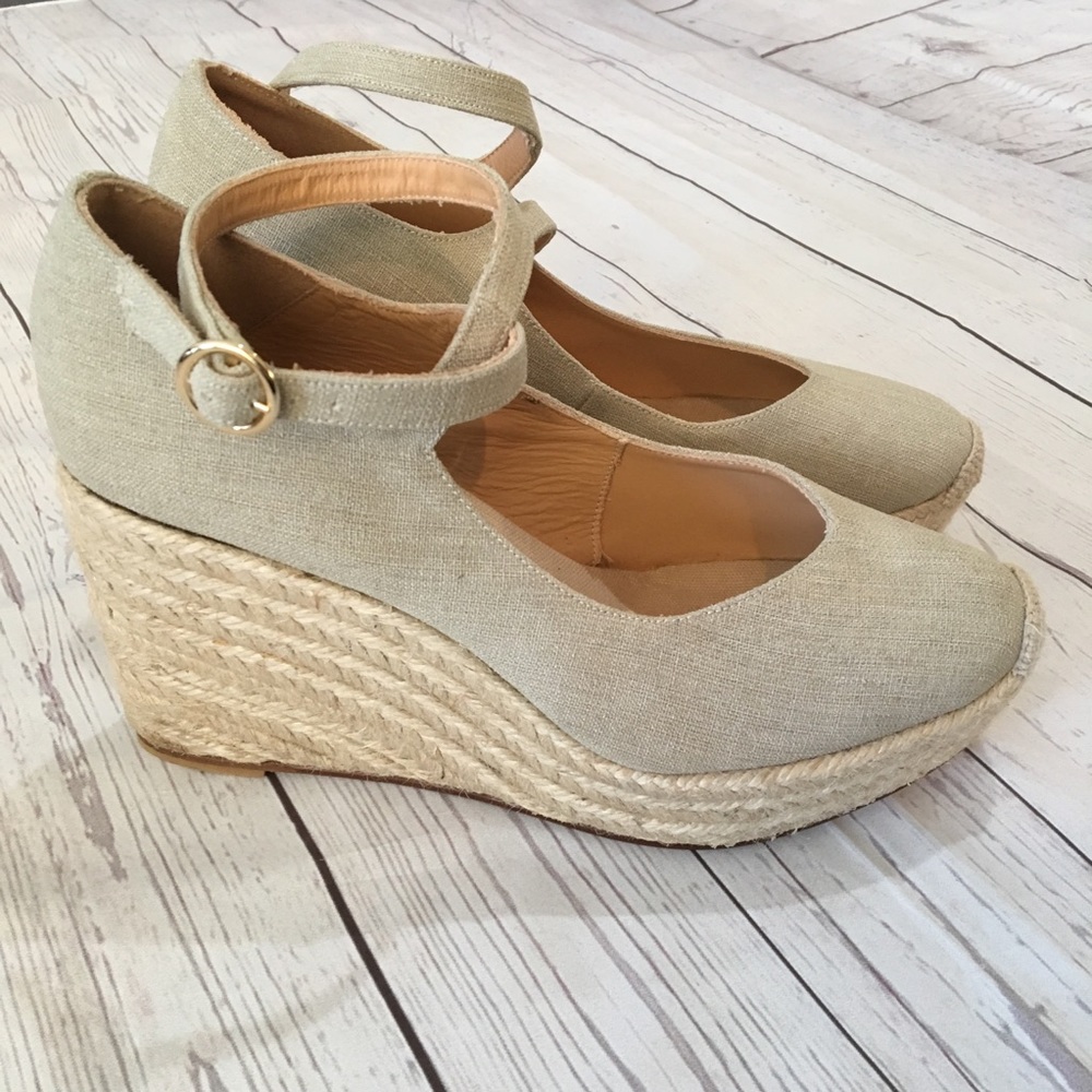 Elegant Tan Wedges